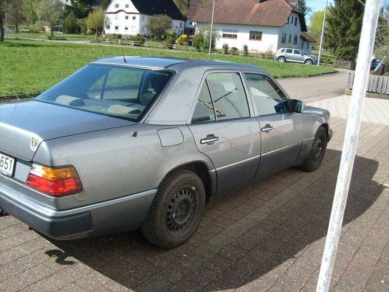 Gebraucht Mercedes E230 132 PS (97 kW) 1990 Grau Limousine