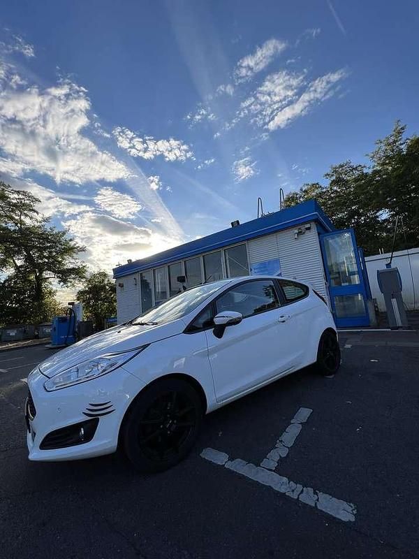 Gebraucht Ford Fiesta Celebration 101 PS (74 kW) 2017 Weiß Kleinwagen