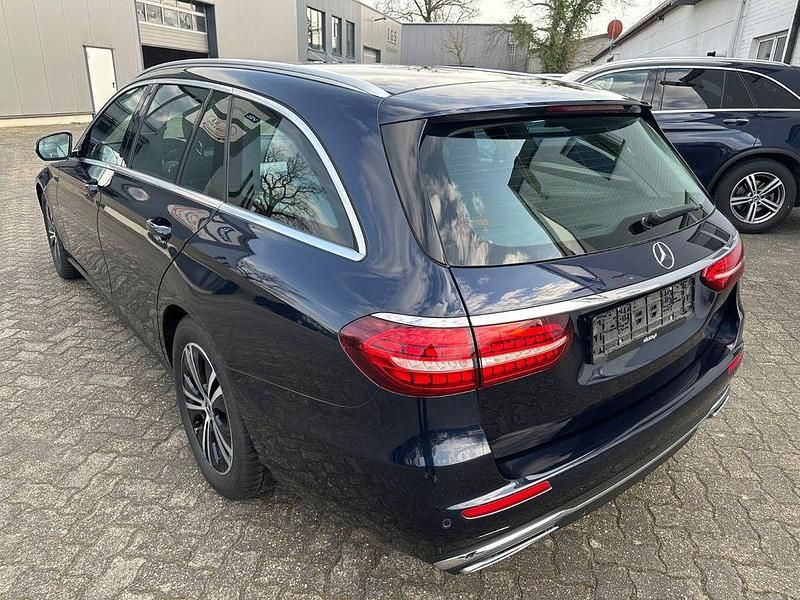 Gebraucht Mercedes E220 Avantgarde 200 PS (147 kW) 2022 Blau Limousine