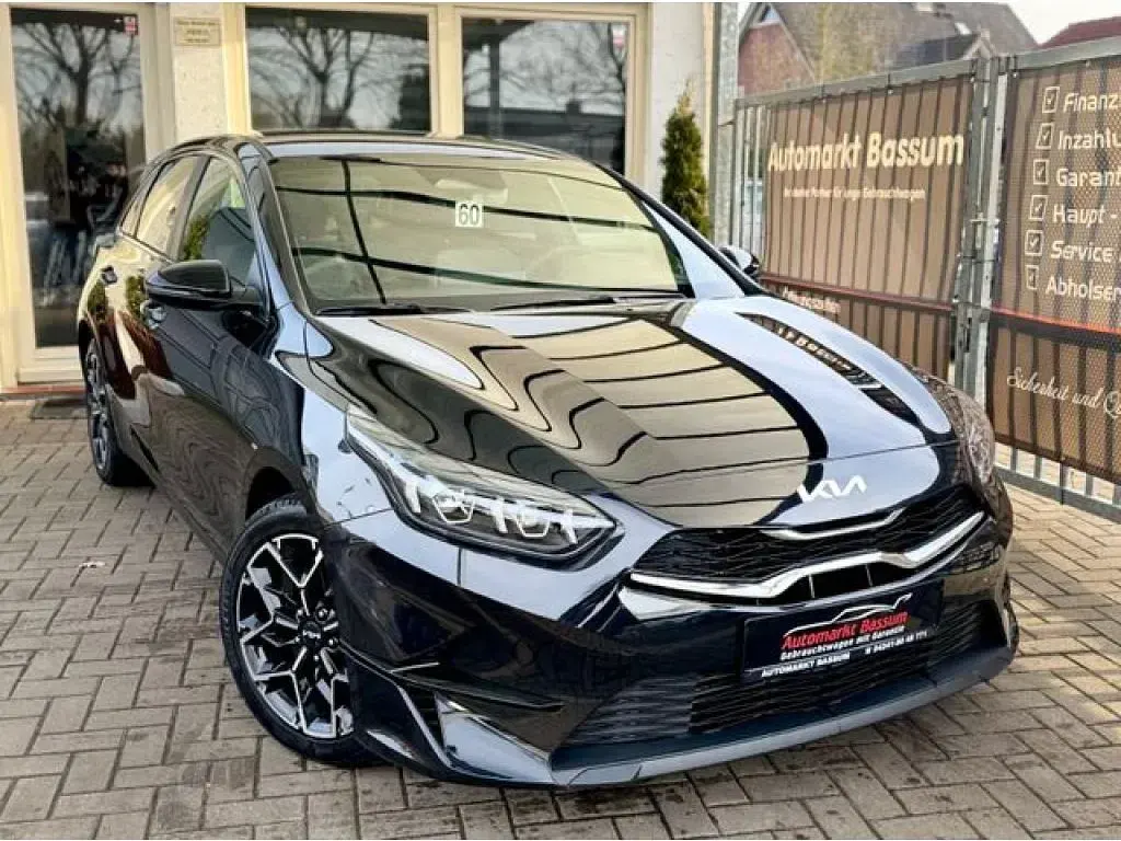 Używany Kia Ceed 101 KM (74 kW) 2025 Czarny Hatchback