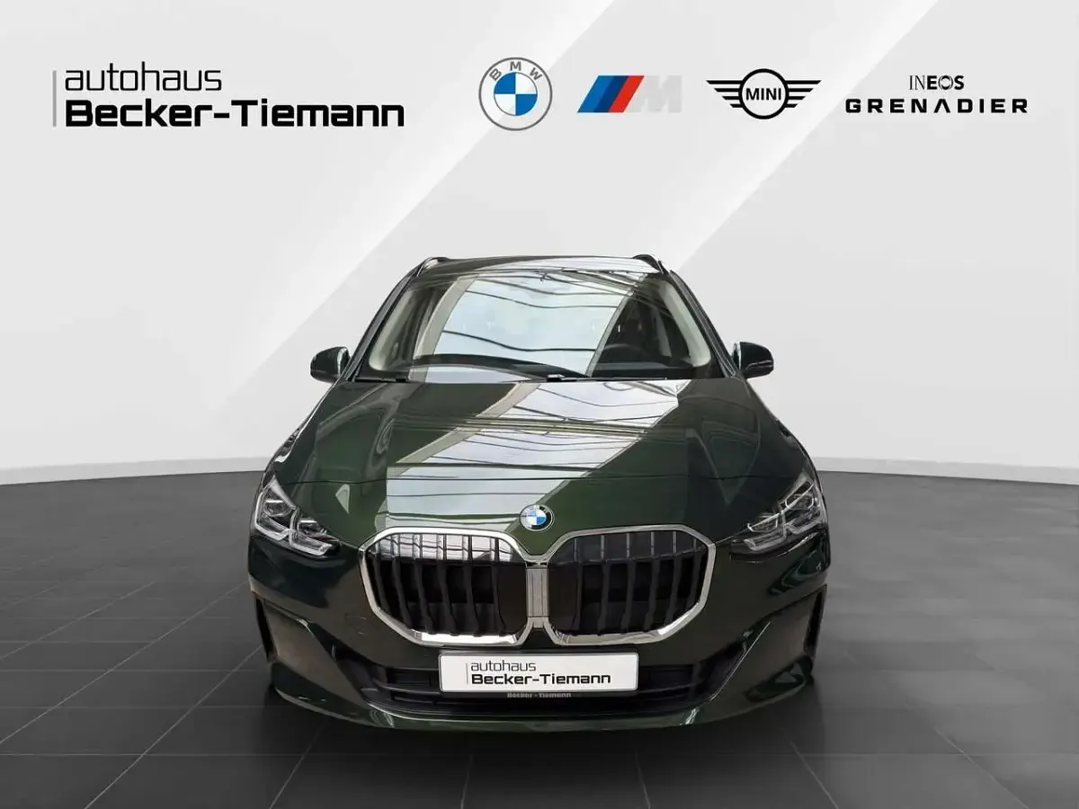 Gebraucht BMW 220 Active Tourer Luxury Line 156 PS (114 kW) 2025 Grün Van / Kleinbus