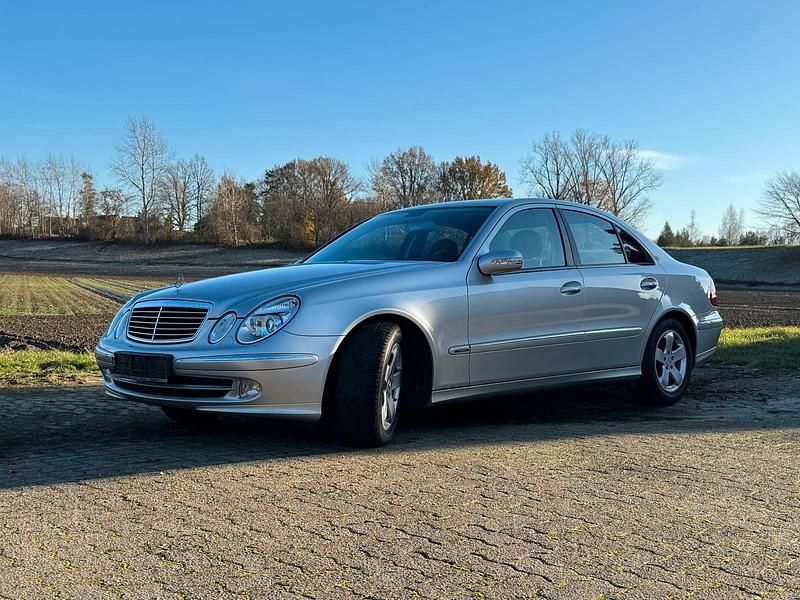 Silber Gebraucht 2004 Mercedes 220 Avantgarde Limousine | 5.900 € - Bild 1/4