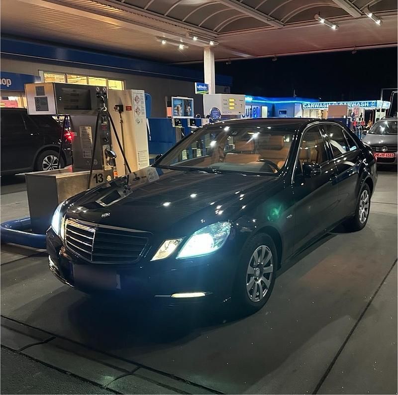 Schwarz Gebraucht 2010 Mercedes E250 Limousine | 9.390 € (Superpreis) - Bild 1/4