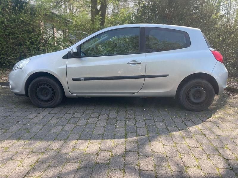 Gebraucht Renault Clio II 75 PS (55 kW) 2010 Silber Limousine