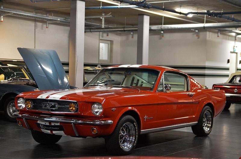 Rot Gebraucht 1965 Ford Mustang Fastback Coupé | 61.800 € - Bild 1/4