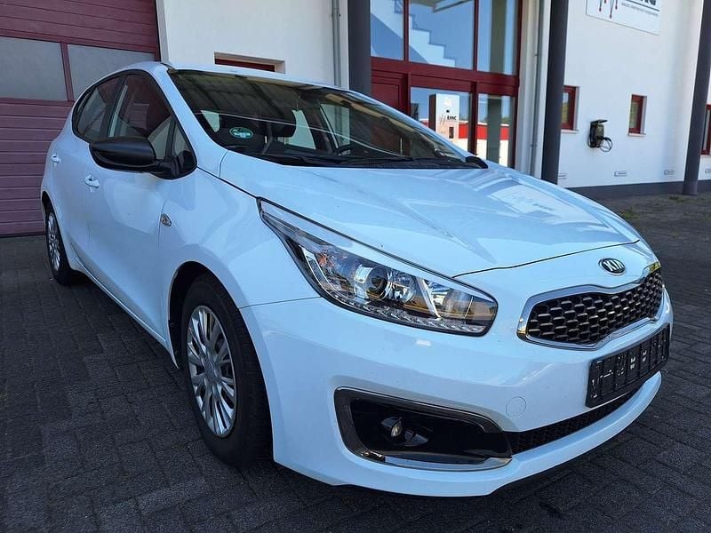 (wd) carraraweiss Gebraucht 2016 Kia Ceed Edition 7 Kleinwagen | 6.950 € (Superpreis) - Bild 1/4