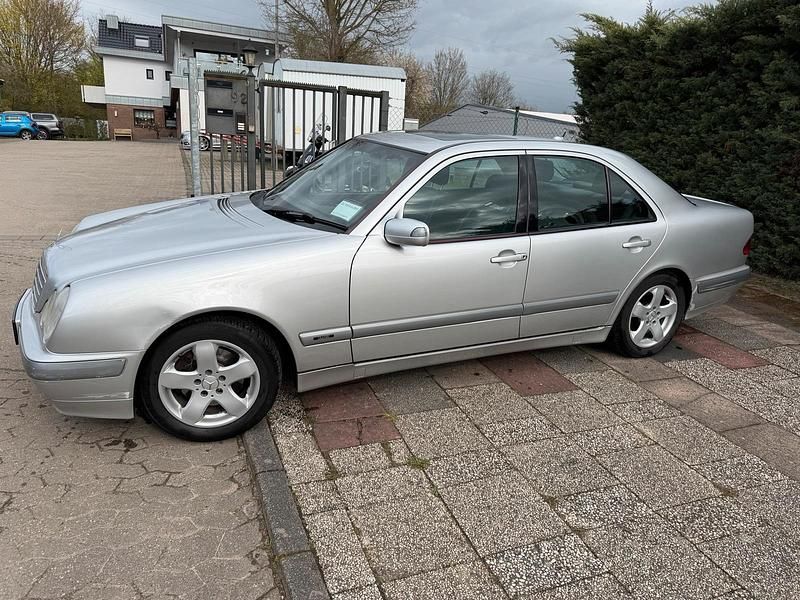 Gebraucht Mercedes E320 Classic 197 PS (144 kW) 2001 Silber Limousine