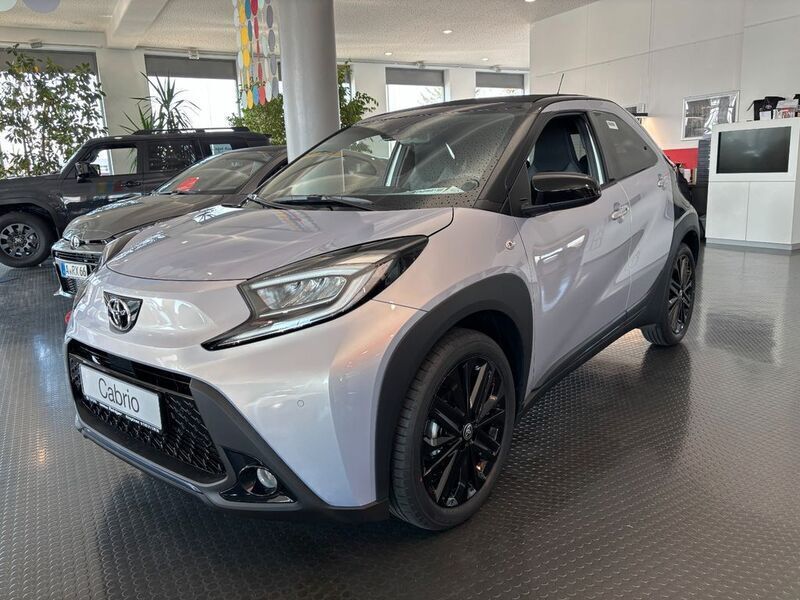 Silber Neu 2025 Toyota Aygo X Edition SUV | 22.499 € - Bild 1/4