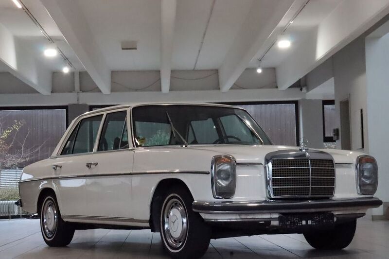 Beige Gebraucht 1972 Mercedes 200/8 Limousine | 12.980 € - Bild 1/4