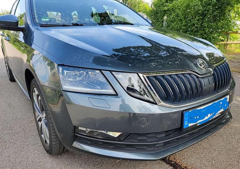 Grau Gebraucht 2019 Skoda Octavia Soleil Kombi | 16.900 € (Guter Preis) - Bild 1/4