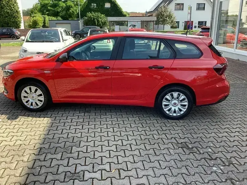 Usado Fiat Tipo 130 CV (95 kW) 2024 Rojo Familiar