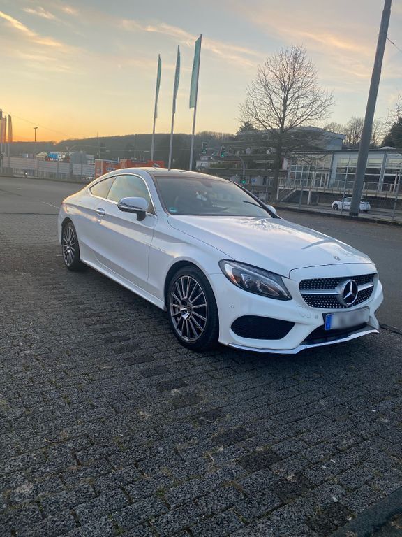 Weiß Gebraucht 2018 Mercedes C180 AMG line Coupé | 24.400 € (Fairer Preis) - Bild 1/4