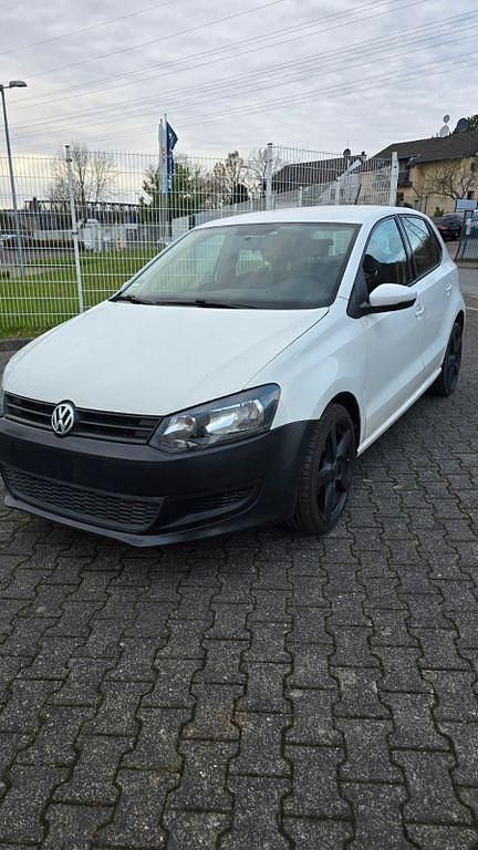 Weiß Gebraucht 2014 VW Polo Trendline Limousine | 3.999 € (Fairer Preis) - Bild 1/4