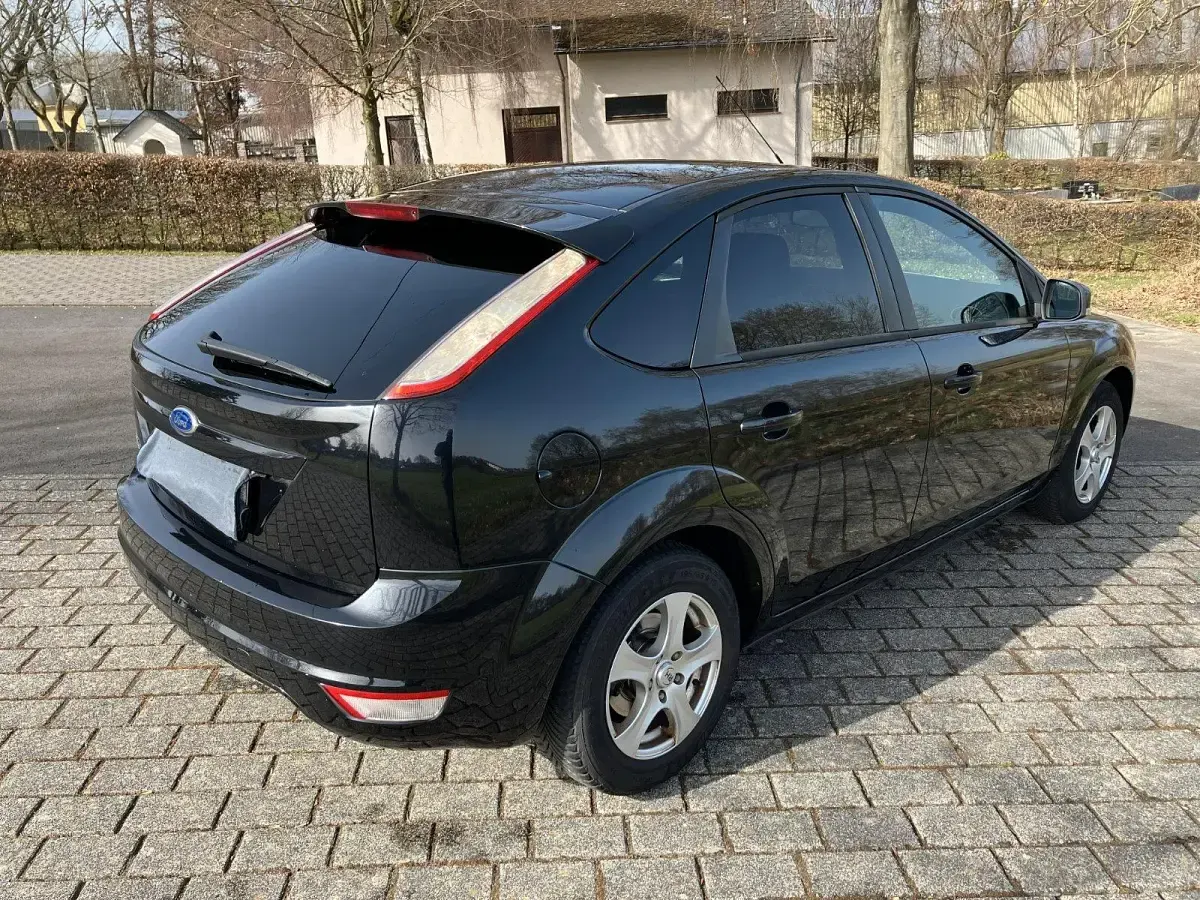Gebraucht Ford Focus 100 PS (73 kW) 2010 Schwarz Limousine