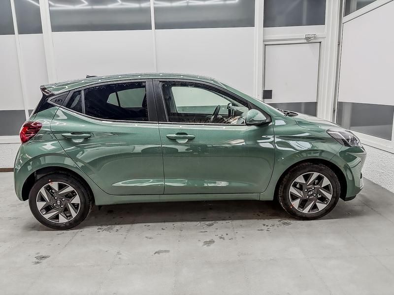 Neu Hyundai i10 Premium 79 PS (58 kW) 2025 Mangrove green mg2 Kleinwagen