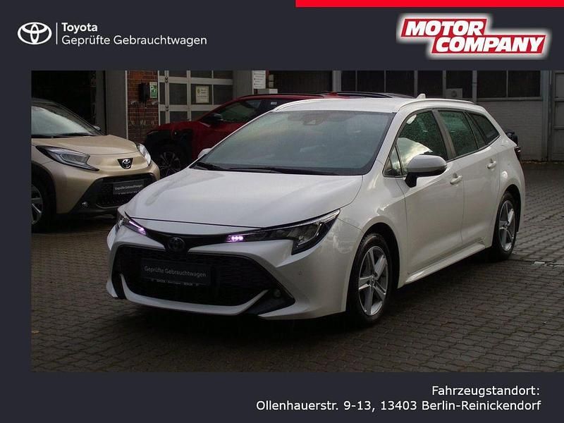 Schneeweiß Gebraucht 2022 Toyota Corolla Business Edition Limousine | 22.990 € (Fairer Preis) - Bild 1/4