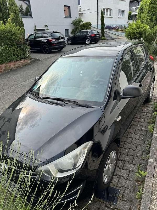 Schwarz Gebraucht 2014 Hyundai i20 Edition Kleinwagen | 4.550 € (Fairer Preis) - Bild 1/3