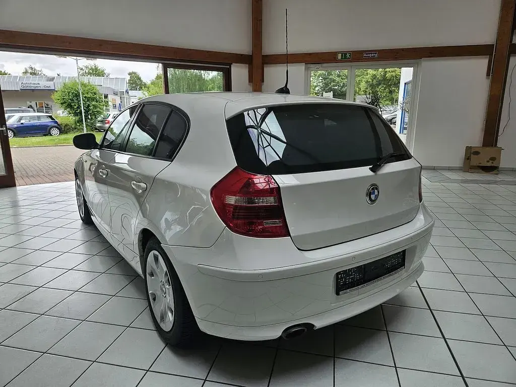Gebraucht BMW 120 Advantage 177 PS (130 kW) 2011 Weiß Kleinwagen