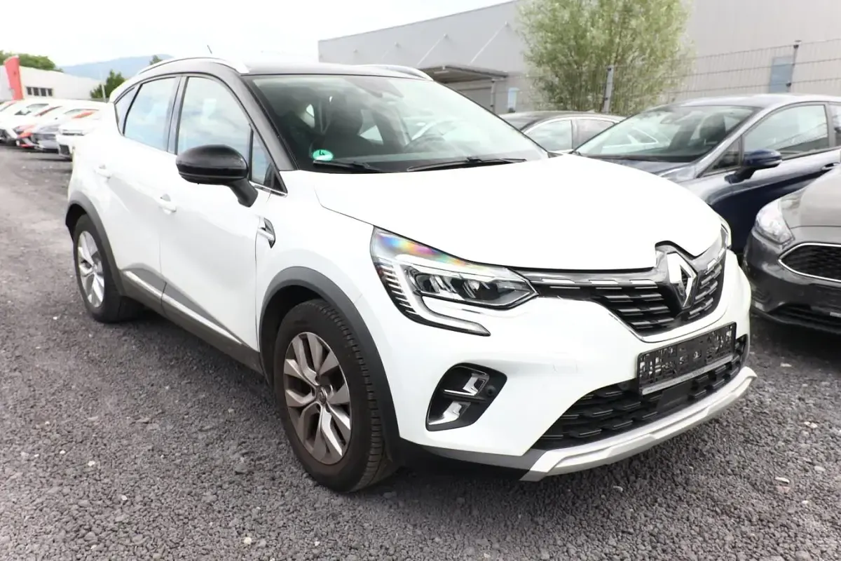 Gebraucht Renault Captur Intens 131 PS (96 kW) 2021 Perlmutt weiß metallic / schwarz SUV