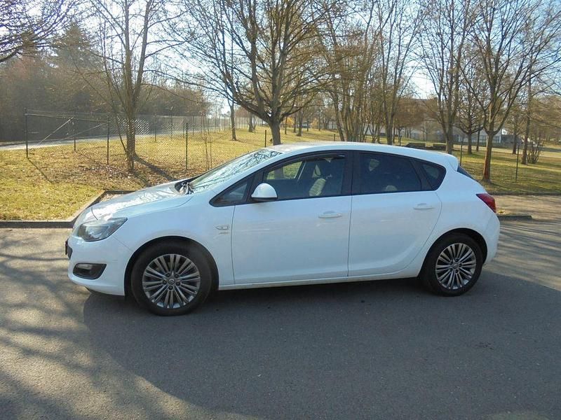 Gebraucht Opel Astra 110 PS (80 kW) 2014 Weiß Limousine