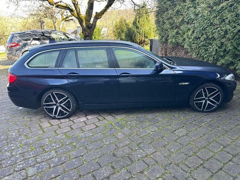 Gebraucht BMW 530 258 PS (189 kW) 2012 Blau Limousine