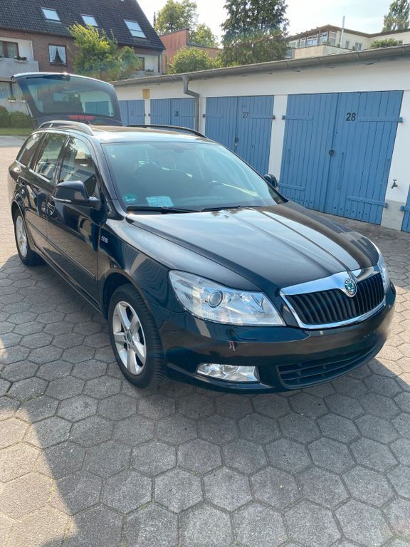 Schwarz Gebraucht 2011 Skoda Octavia Family Kombi | 4.000 € (Guter Preis) - Bild 1/4