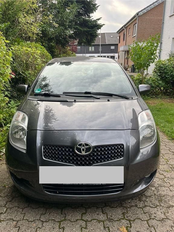 Grau Gebraucht 2008 Toyota Yaris Limousine | 3.750 € (Fairer Preis) - Bild 1/4