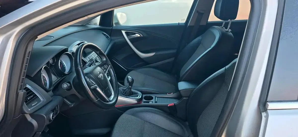 Gebraucht Opel Astra 140 PS (102 kW) 2012 Silber Kombi