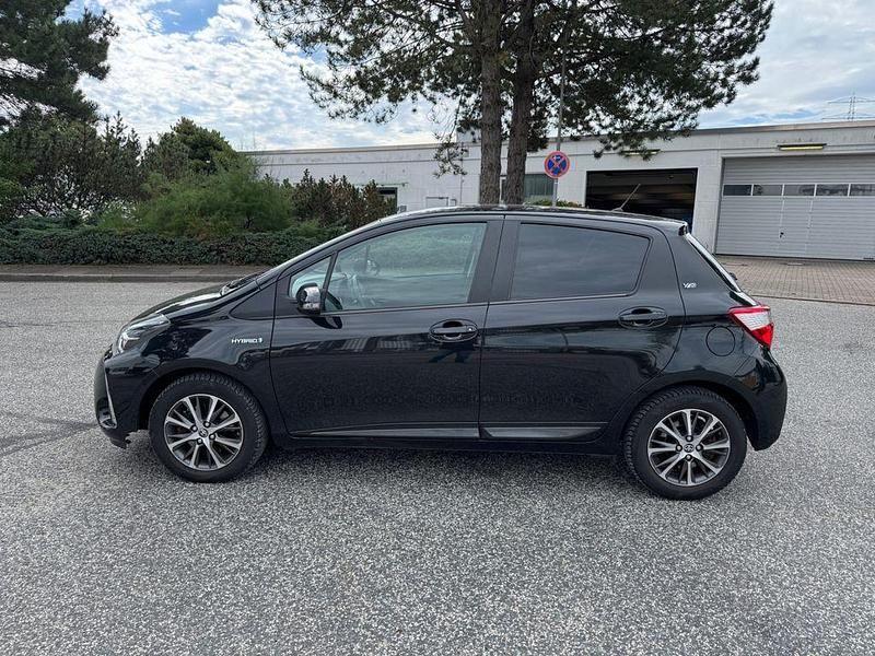 Schwarz Gebraucht 2020 Toyota Yaris Hybrid Team Limousine | 10.999 € (Superpreis) - Bild 1/4
