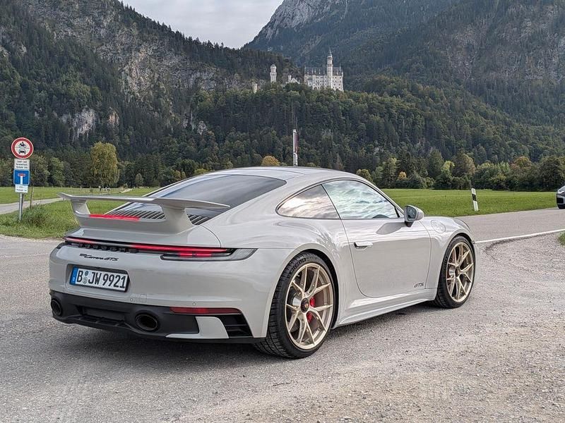 Grau Gebraucht 2023 Porsche 992 Coupé | 149.000 € (Etwas zu teuer) - Bild 1/4