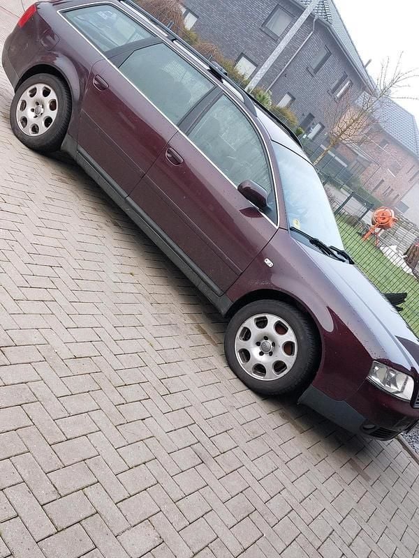 Violet Gebraucht 2001 Audi A6 Kombi | 1.500 € (Etwas zu teuer) - Bild 1/4