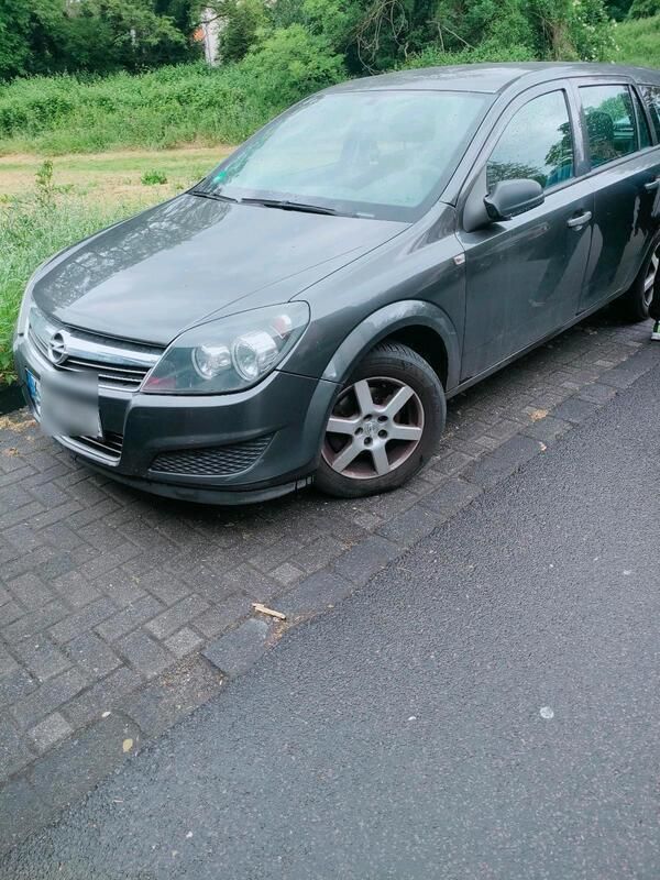 Grau Gebraucht 2010 Opel Astra Kombi | 1.500 € (Superpreis) - Bild 1/4