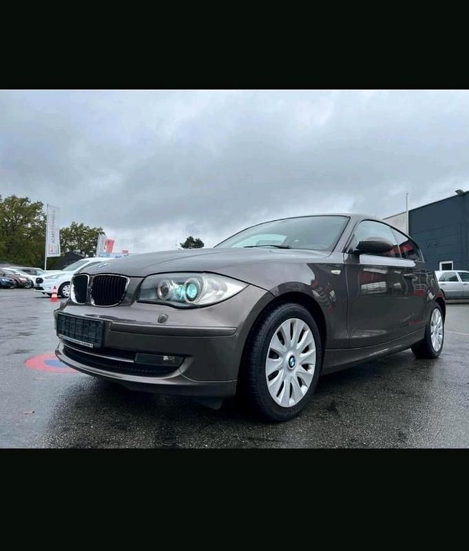 Beige Gebraucht 2009 BMW 116 Kleinwagen | 3.500 € - Bild 1/4