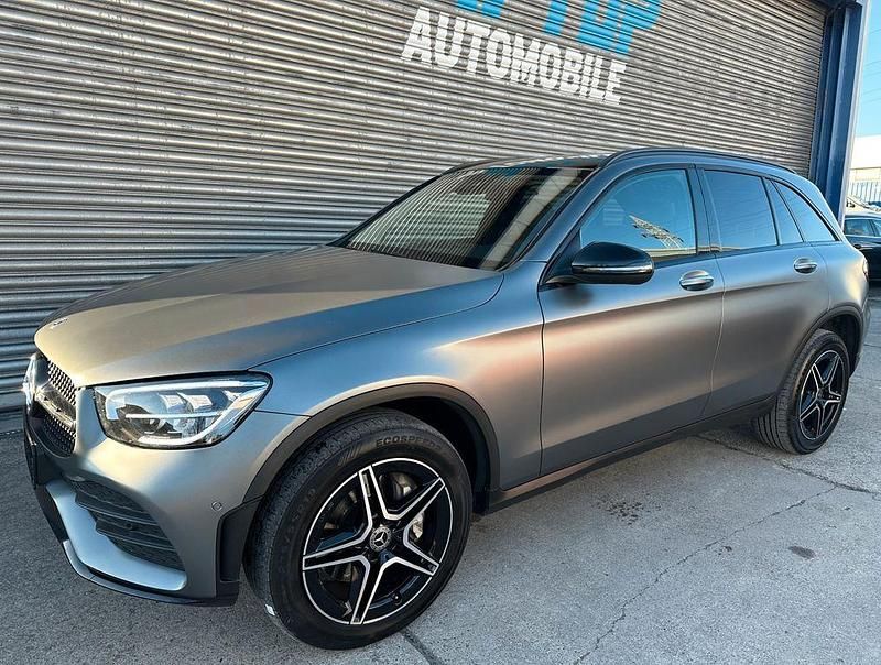 Grau Gebraucht 2021 Mercedes GLC300e AMG line SUV | 33.900 € (Fairer Preis) - Bild 1/4