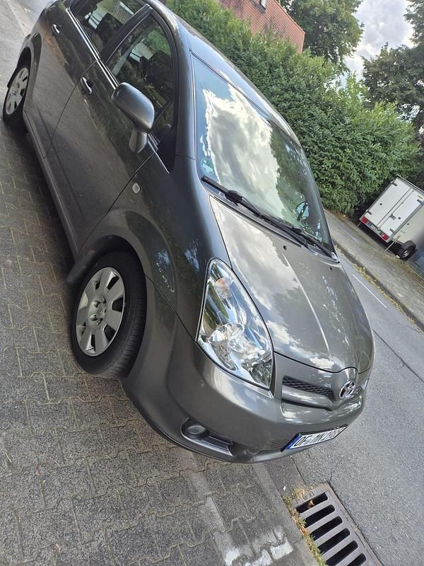 Silber Gebraucht 2007 Toyota Corolla Verso Van / Kleinbus | 5.900 € (Etwas zu teuer) - Bild 1/4