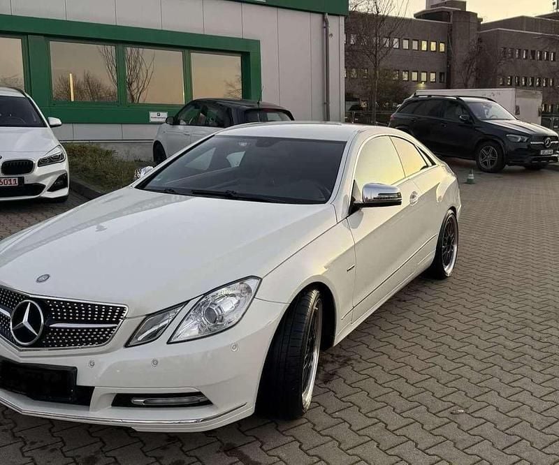 Weiß Gebraucht 2012 Mercedes E200 Coupé | 12.499 € (Fairer Preis) - Bild 1/4