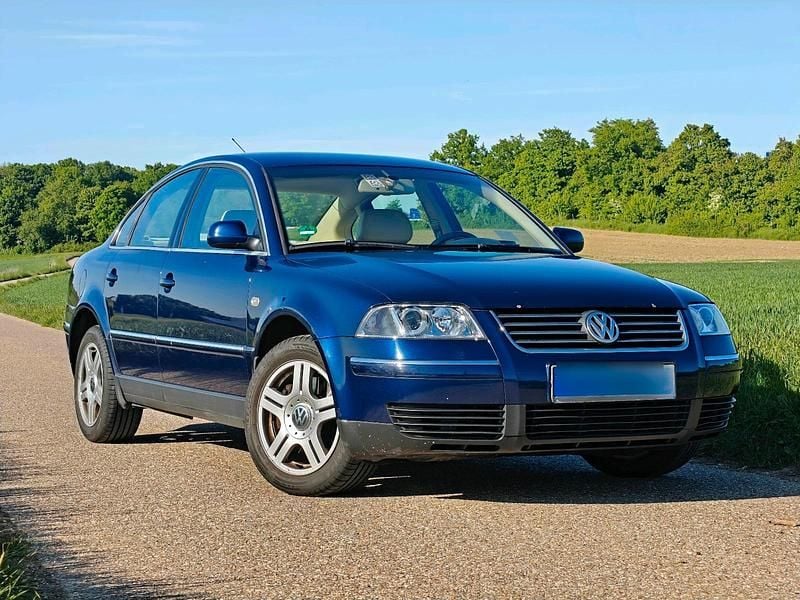 Blau Gebraucht 2002 VW Passat Highline Limousine | 1.899 € (Guter Preis) - Bild 1/4