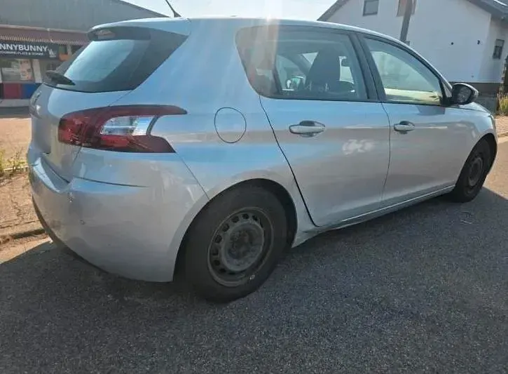 Gebraucht Peugeot 308 Active 125 PS (91 kW) 2014 Silber Limousine