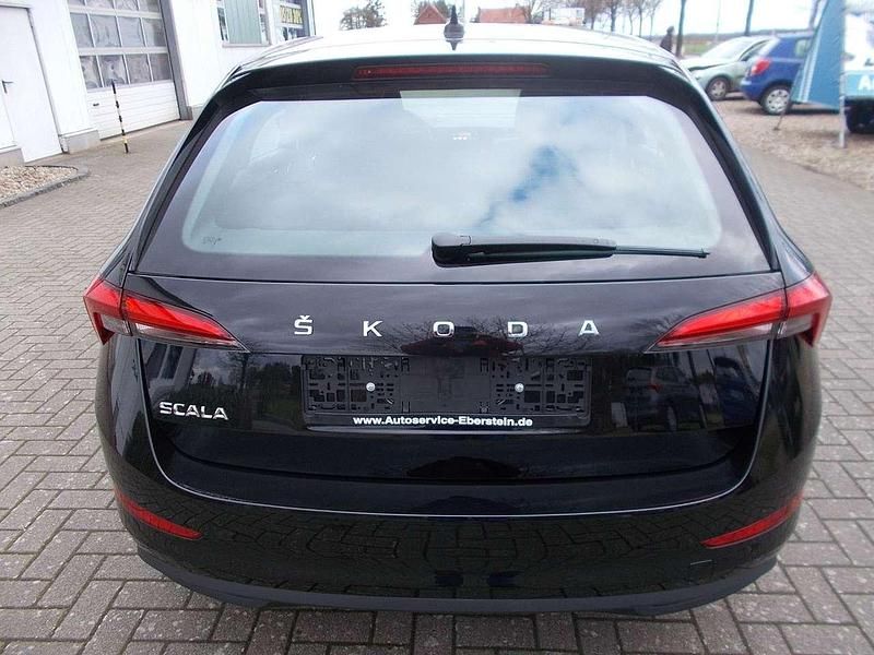 Neu Skoda Scala Ambition 110 PS (80 kW) 2025 Blackmagic perleffekt Kleinwagen