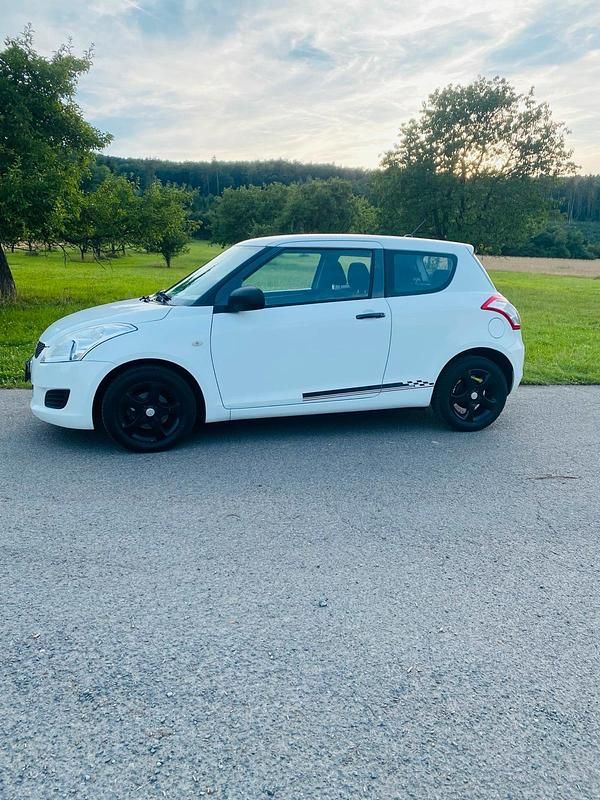 Weiß Gebraucht 2012 Suzuki Swift Kleinwagen | 3.200 € (Fairer Preis) - Bild 1/4