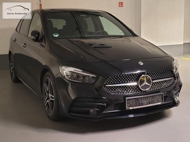 Nachtschwarz Gebraucht 2023 Mercedes B180 AMG line Van / Kleinbus | 29.900 € (Fairer Preis) - Bild 1/4