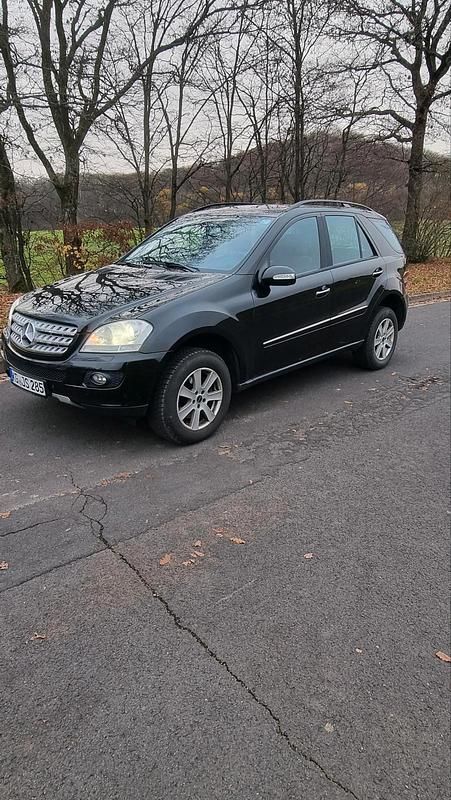 Schwarz Gebraucht 2006 Mercedes ML320 SUV | 6.999 € - Bild 1/4