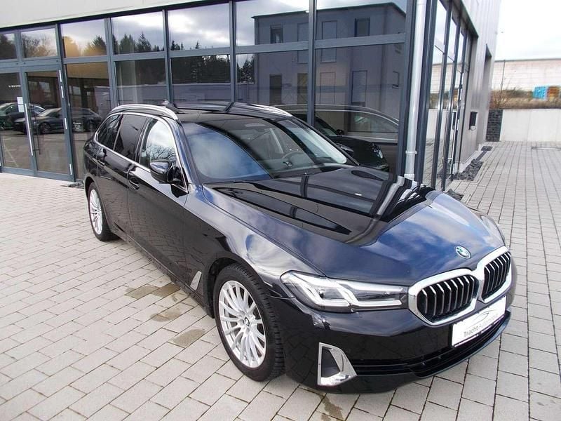 Black sapphire metallic Gebraucht 2022 BMW 520 Luxury Line Kombi | 31.900 € (Fairer Preis) - Bild 1/4