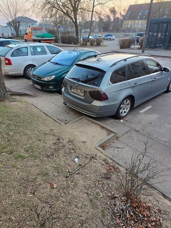 Blau Gebraucht 2005 BMW 325 Kombi | 1.000 € (Superpreis) - Bild 1/3