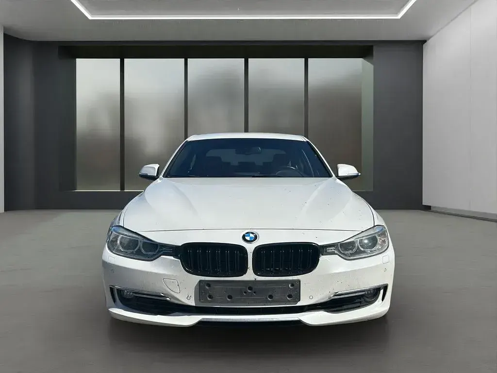 Gebraucht BMW 330 Luxury Line 258 PS (189 kW) 2015 Weiss / mineralweiss (metallic) Limousine