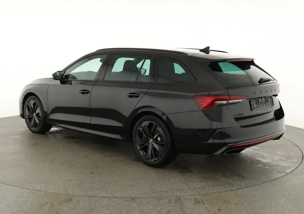 Neu Skoda Octavia RS 265 PS (194 kW) 2026 Black magic perleffekt Kombi