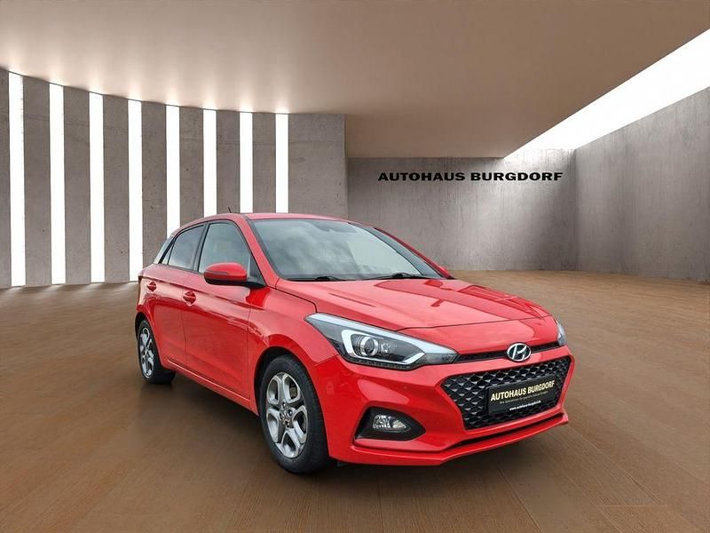 Gebraucht Hyundai i20 Style 101 PS (74 kW) 2018 Rot Limousine