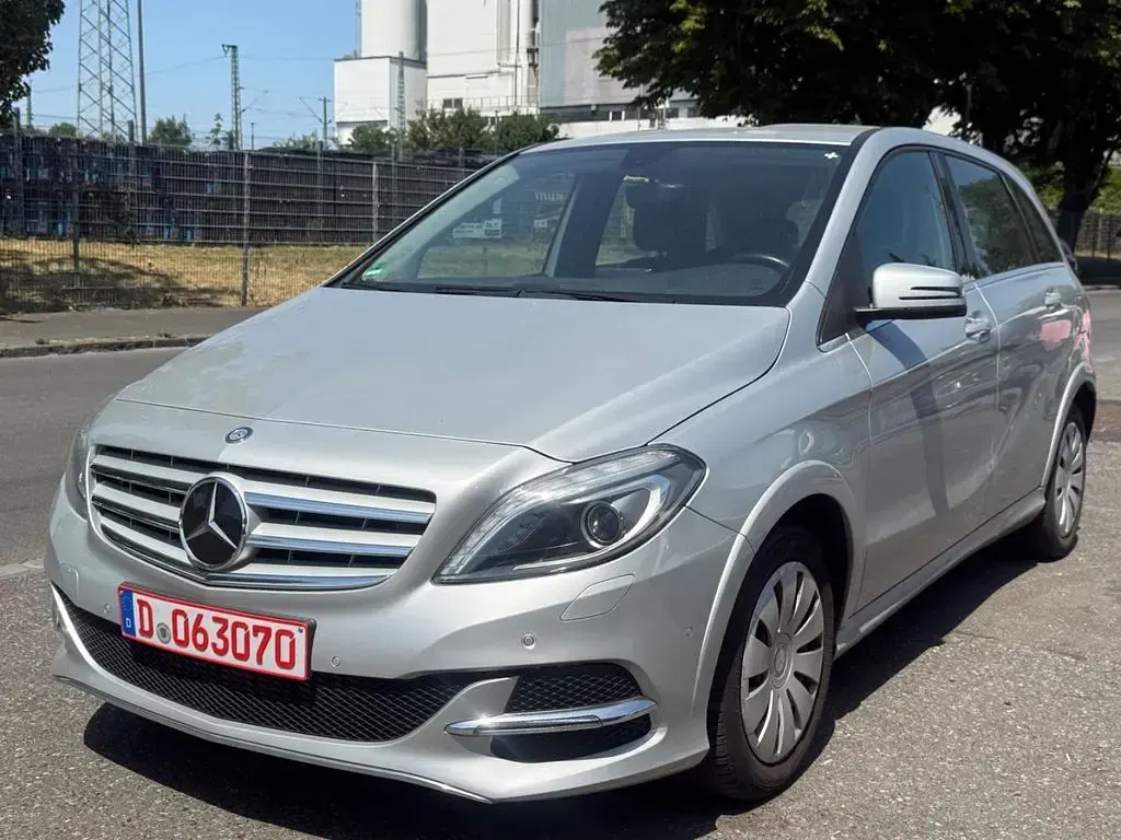 Gebraucht Mercedes B200 156 PS (114 kW) 2015 Silber Kleinwagen