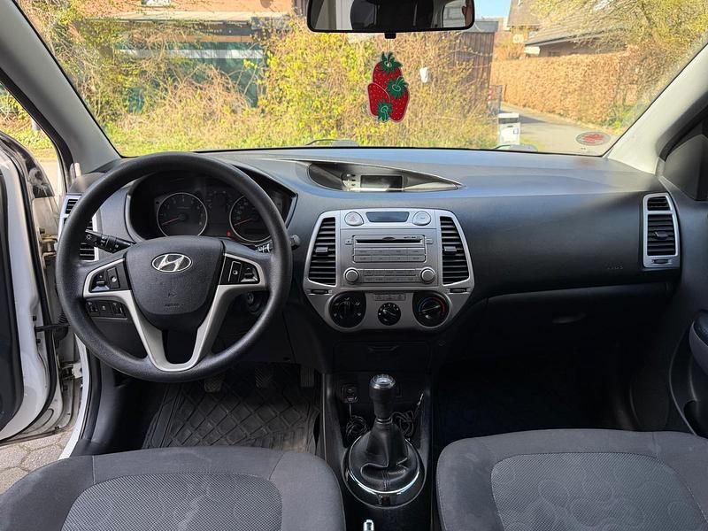 Gebraucht Hyundai i20 77 PS (56 kW) 2012 Weiß Kleinwagen