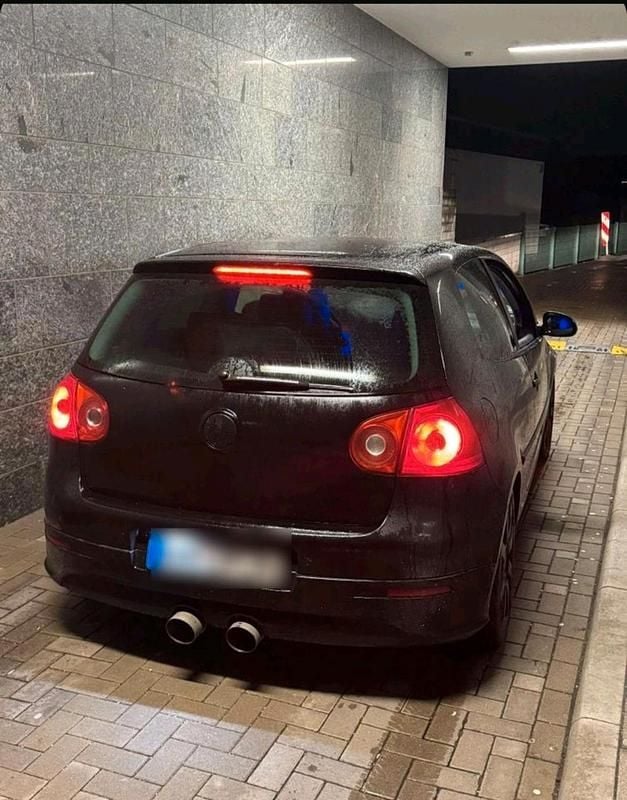 Schwarz Gebraucht 2004 VW Golf V R Coupé | 3.500 € (Etwas zu teuer) - Bild 1/4